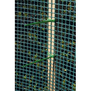 Rete verde per recinzione da giardino con clip di fissaggio su palo di legno.