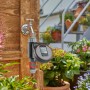 Computer per irrigazione Gardena Flex su rubinetto con tubo in giardino.