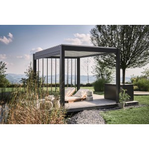 Pergola Biohort moderna in grigio scuro/argento metallizzato in giardino con lettini. Copertura per terrazza per esterni.