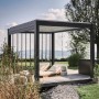 Pergola Biohort moderna in grigio scuro/argento metallizzato in giardino con lettini. Copertura per terrazza per esterni.