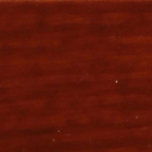 Primo piano di legno trattato con impregnante per legno rossastro.