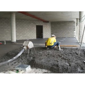 Applicazione di malta, calce e cemento t.b.t. in un cantiere.