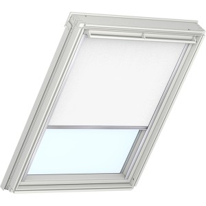 Tenda oscurante bianca Velux DKL Y43 1025S per finestre da tetto, parzialmente aperta.