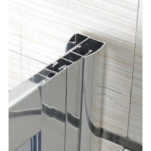 Dettaglio di un angolo del box doccia angolare t.b.t. con profili argentati.