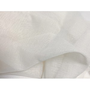 Dettaglio di un tessuto t.b.t. bianco e trasparente per una tenda leggera.