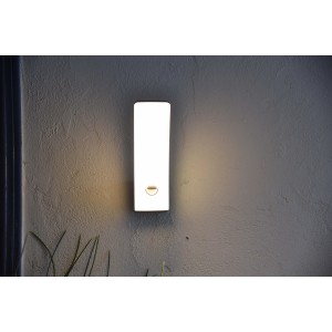 Applique LED da esterno rettangolare.