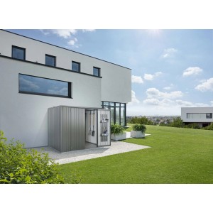 Armadio da esterno Biohort Large, grigio quarzo metallizzato, con porta aperta e attrezzi da giardino davanti a una casa moderna.