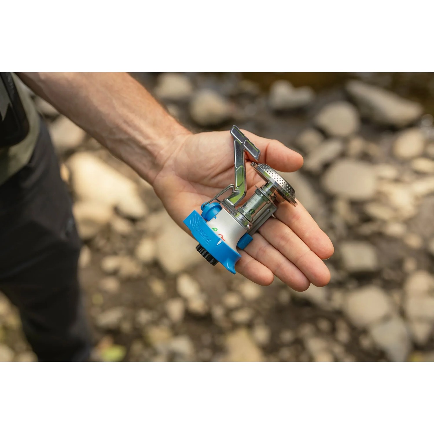 Fornello a gas Campingaz Twister Connect in mano, fornello da campeggio compatto per avventure all'aperto.