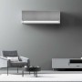 Condizionatore t.b.t. grigio in un soggiorno moderno.