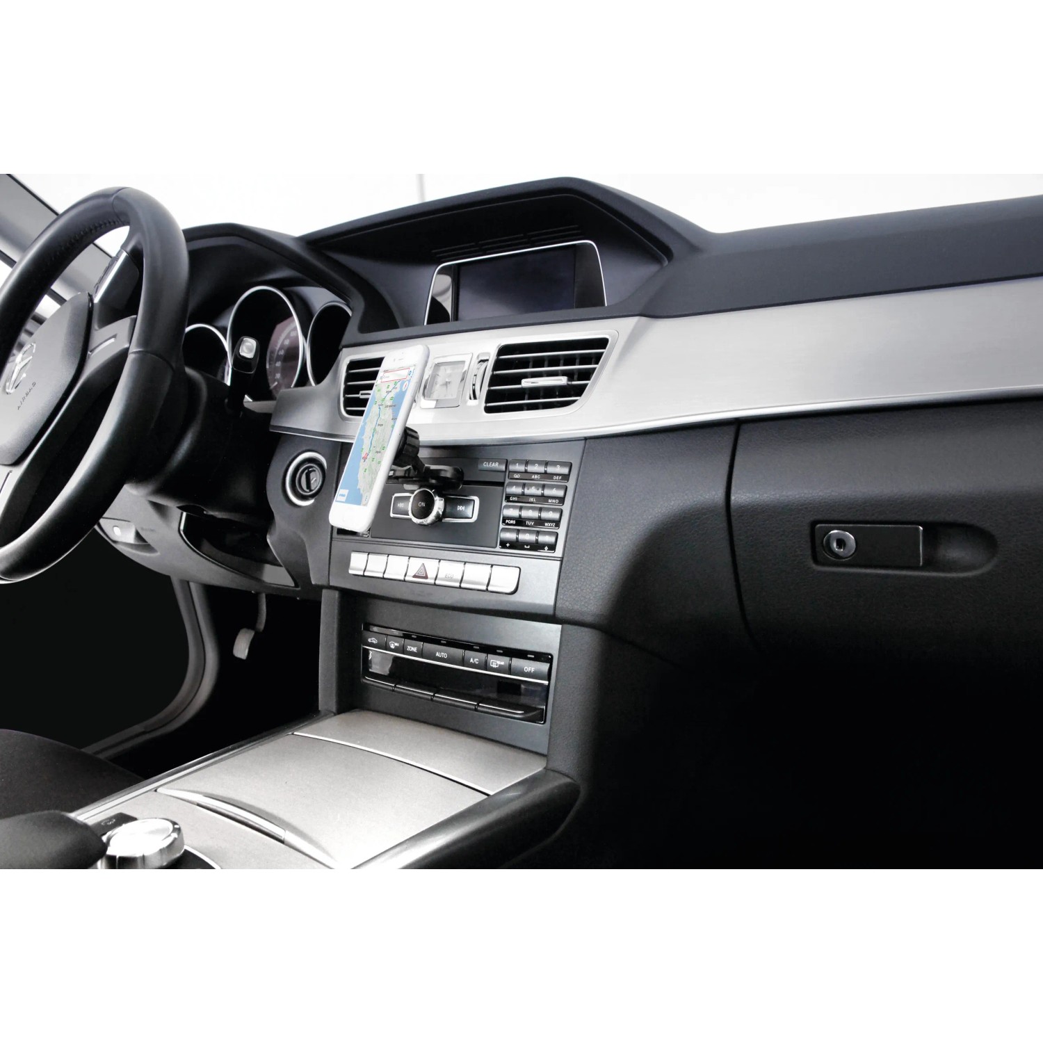 t.b.t. supporto per cellulare montato nell'abitacolo dell'auto.
