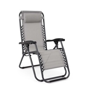 Sedia da giardino grigia con poggiatesta e braccioli. Relax all'aperto.