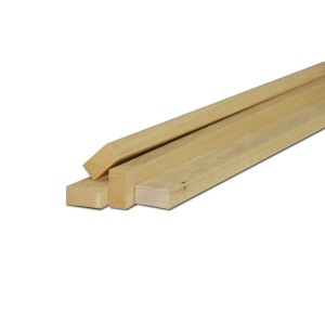 Listelli in legno piallato, colore legno chiaro.