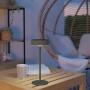Lampada da tavolo solare a LED EGLO SIMERI verde con dimmer touch su tavolo di legno.