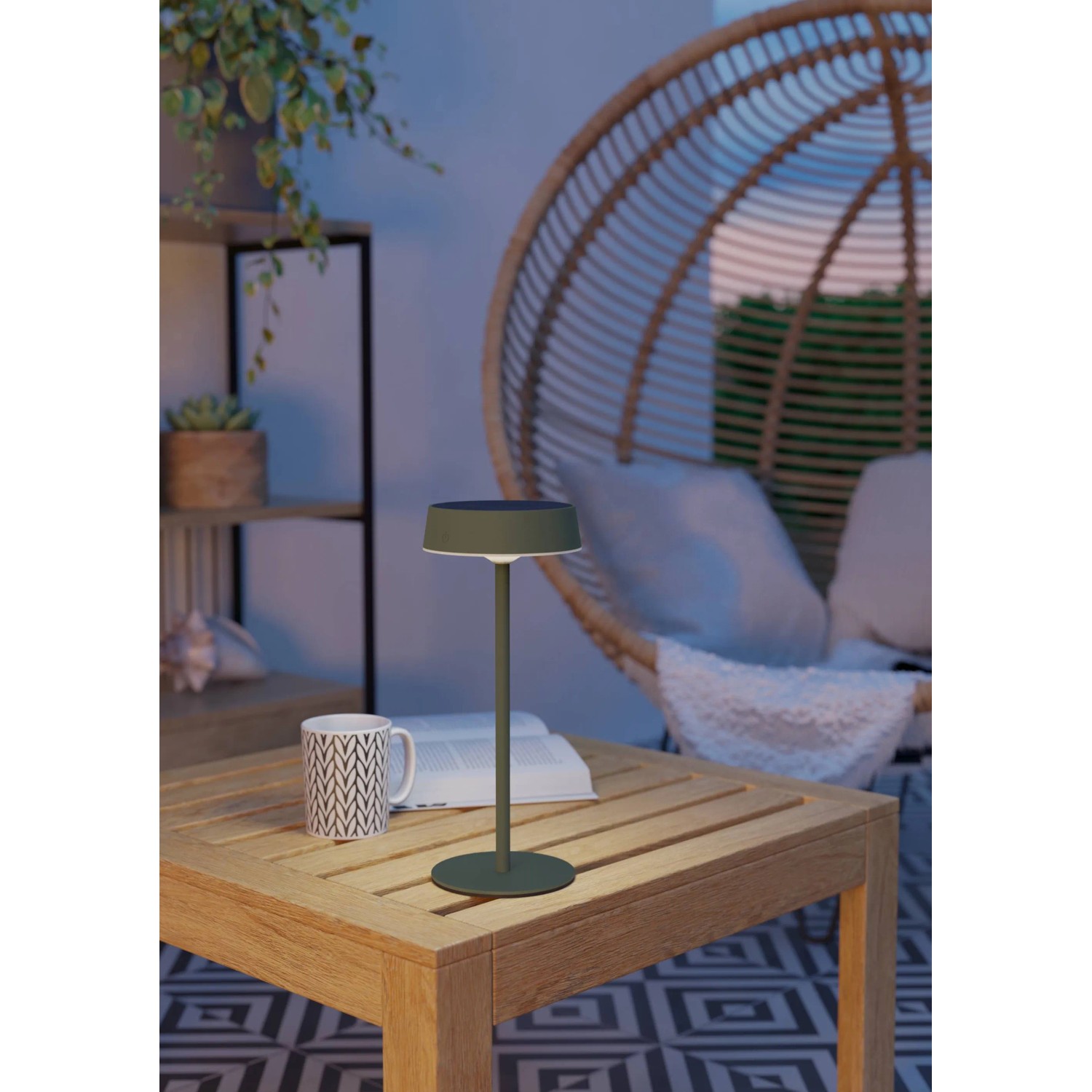 Lampada da tavolo solare a LED EGLO SIMERI verde con dimmer touch su tavolo di legno.