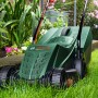 Rasaerba elettrico Bosch Easy Rotak 32-215 verde taglia l'erba lungo il bordo di un'aiuola in giardino.
