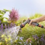 Gardena Comfort Pistola per pulizia ecoPulse™ in azione, irrigazione fiori in giardino.