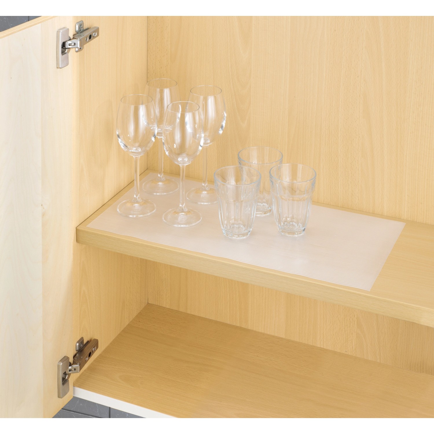 Tappetino antiscivolo trasparente Wenko (150x50 cm) in armadio da cucina con bicchieri.