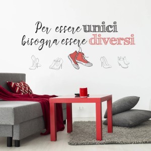 Adesivo murale con scarpe e citazione italiana, decorazione per pareti.