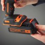 Avvitatore a percussione Black+Decker BDCHD18K con batteria 18V in uso.