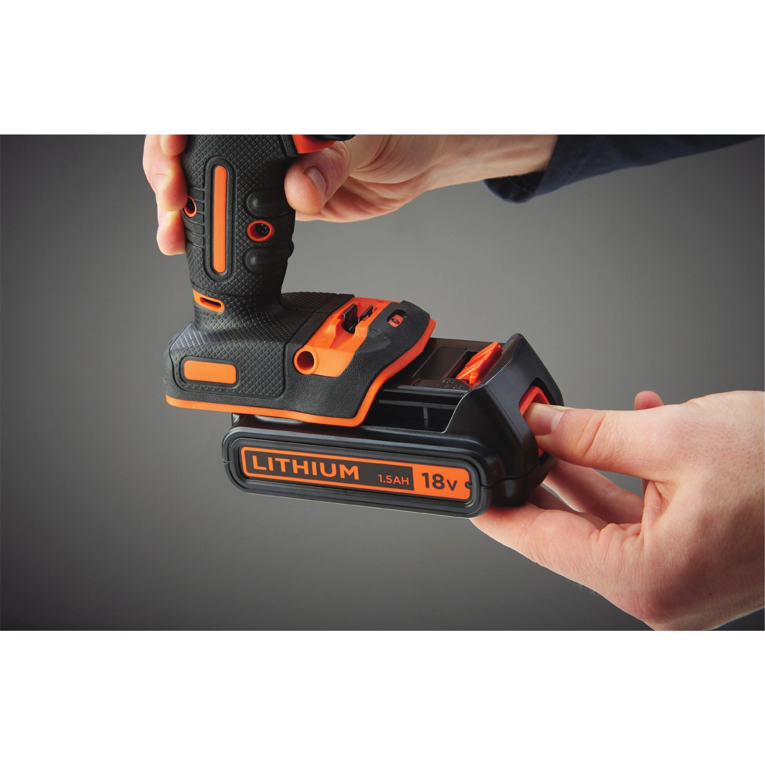 Avvitatore a percussione Black+Decker BDCHD18K con batteria 18V in uso.