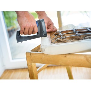 Utilizzo di graffette a filo sottile LUX (12,8 mm) con una cucitrice su una sedia.