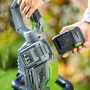 Tagliasiepi a batteria LUX: inserimento della batteria 1 PowerSystem per la cura del giardino senza fili.