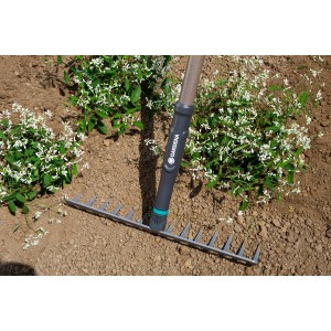 Rastrello Gardena in uso nell'aiuola. Ideale per livellare e pulire.