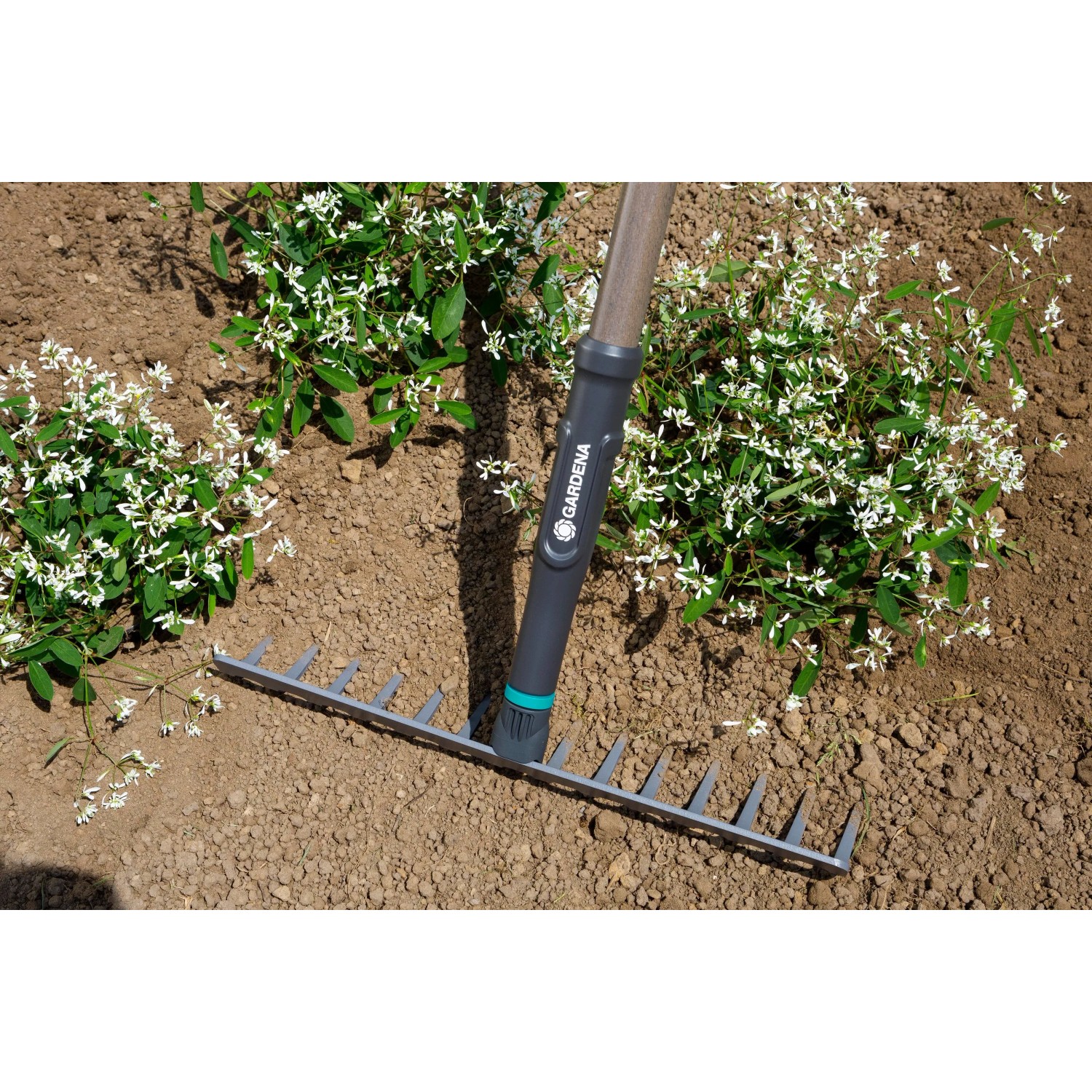 Rastrello Gardena in uso nell'aiuola. Ideale per livellare e pulire.