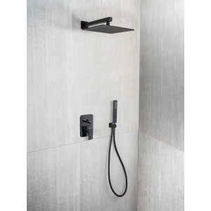 Set soffione doccia nero con soffione a pioggia e doccetta.