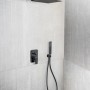 Set soffione doccia nero con soffione a pioggia e doccetta.