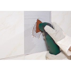 Piastra di levigatura LUX Delta HM in uso per rimuovere residui di colla sulle piastrelle.