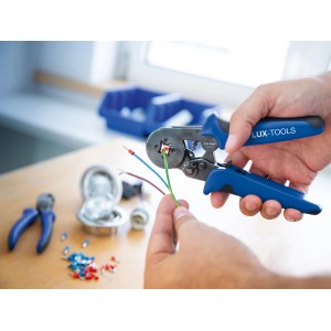 Pinza a crimpare LUX Comfort 175 mm che crimpa un cavo. Pinze con manico blu.
