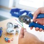 Pinza a crimpare LUX Comfort 175 mm che crimpa un cavo. Pinze con manico blu.