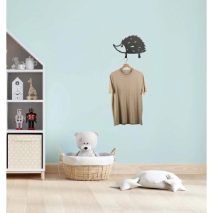 Appendiabiti da parete a forma di riccio con maglietta nella stanza dei bambini. Appendiabiti da terra per bambini.