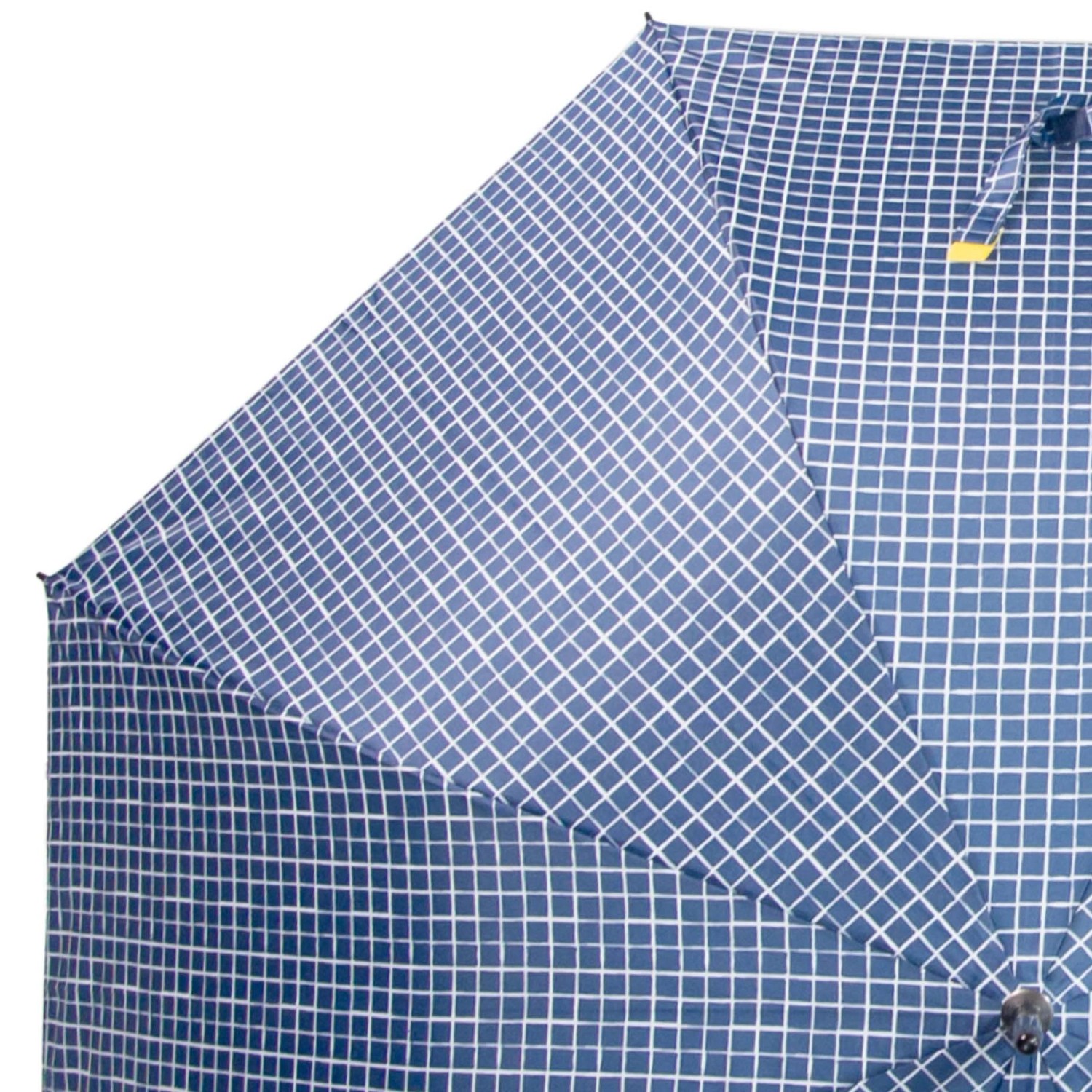 Dettaglio di un ombrello blu con motivo a scacchi bianchi.