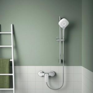 Miscelatore doccia esterno Ceraplan di Ideal Standard cromato con doccetta e flessibile.