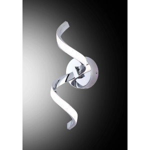 Applique LED moderna con finitura cromata e design curvo.