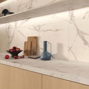Piastrelle per pavimenti chiare effetto marmo in cucina moderna.