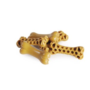 Snack per cani a forma di osso marrone chiaro, alcuni con struttura a nido d'ape.