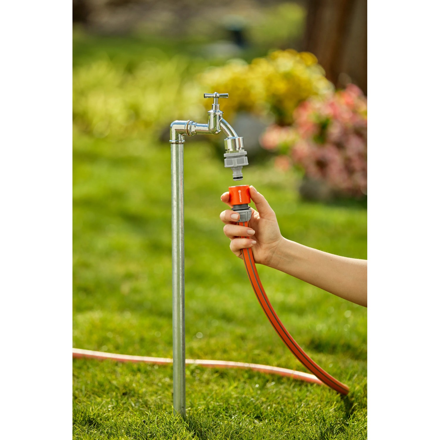 Tubo da giardino collegato a rubinetto con raccordo irrigazione t.b.t.