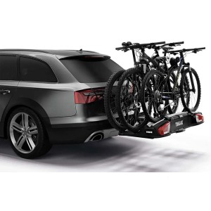 Portabici per auto con tre biciclette. Montaggio posteriore per un facile trasporto.