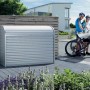 Box da giardino Biohort StoreMax 160 color argento metallizzato con biciclette e persone sullo sfondo.