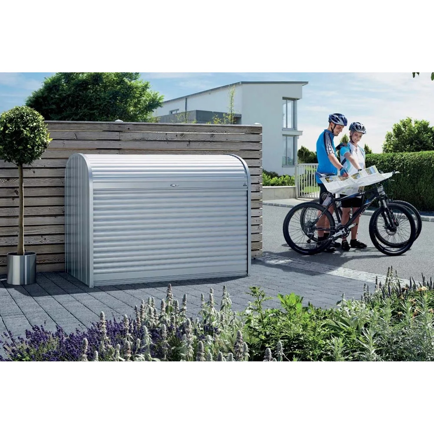 Box da giardino Biohort StoreMax 160 color argento metallizzato con biciclette e persone sullo sfondo.