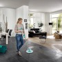 Donna lava il pavimento del soggiorno con Leifheit Clean Twist Disc Mop Ergo Micro Duo.