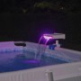 Cascata per piscina Flowclear™ con luce LED sul bordo piscina, illuminata con luce viola.
