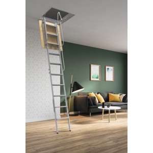 Scala retrattile argentata aperta nel soggiorno. Scala interna per la soffitta.