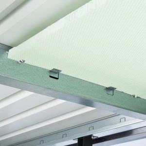 Dettaglio della costruzione del soffitto della casetta da giardino Biohort HighLine in argento metallizzato.