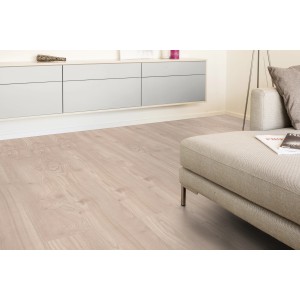 Pavimento in laminato chiaro in soggiorno, decoro Castagno Sweet Chestnut. Superficie strutturata, scanalatura a V.