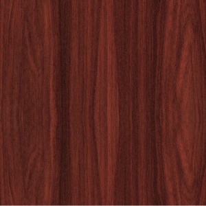 Primo piano di una pellicola adesiva t.b.t. con effetto legno mogano.