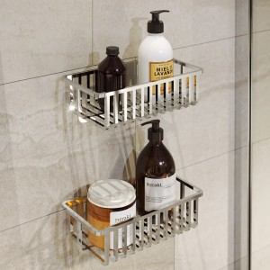 Due cestini/ripiani argentati a parete con prodotti da bagno come accessori per pareti e contenitori.